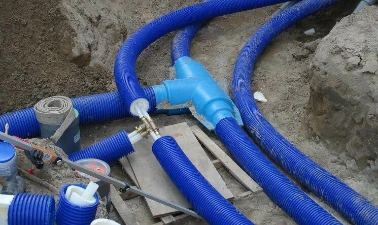 Гибкая труба соединение. Водопроводная труба гибкая 20. Пластиковые трубы для водопровода. Шланг пластмассовый для водопровода. Шланги для воды для водопровода.