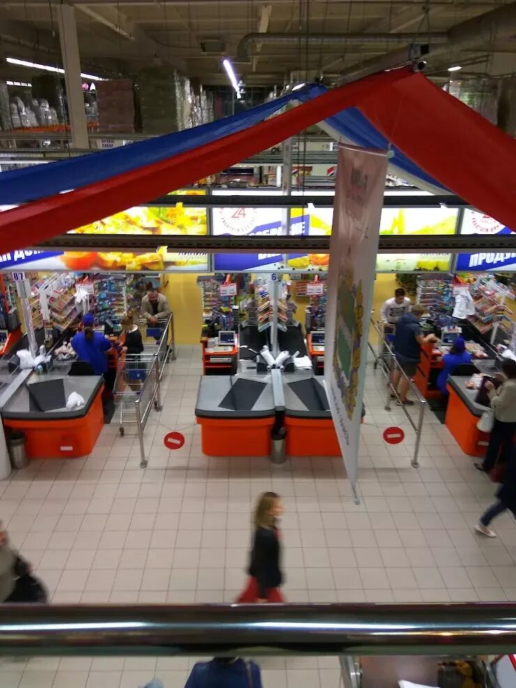 Курск линия работа. Линия 3 курск. линия на октябрьской курск. гипермаркет линия курск октябрьская. линия курск октябрьская внутри.
