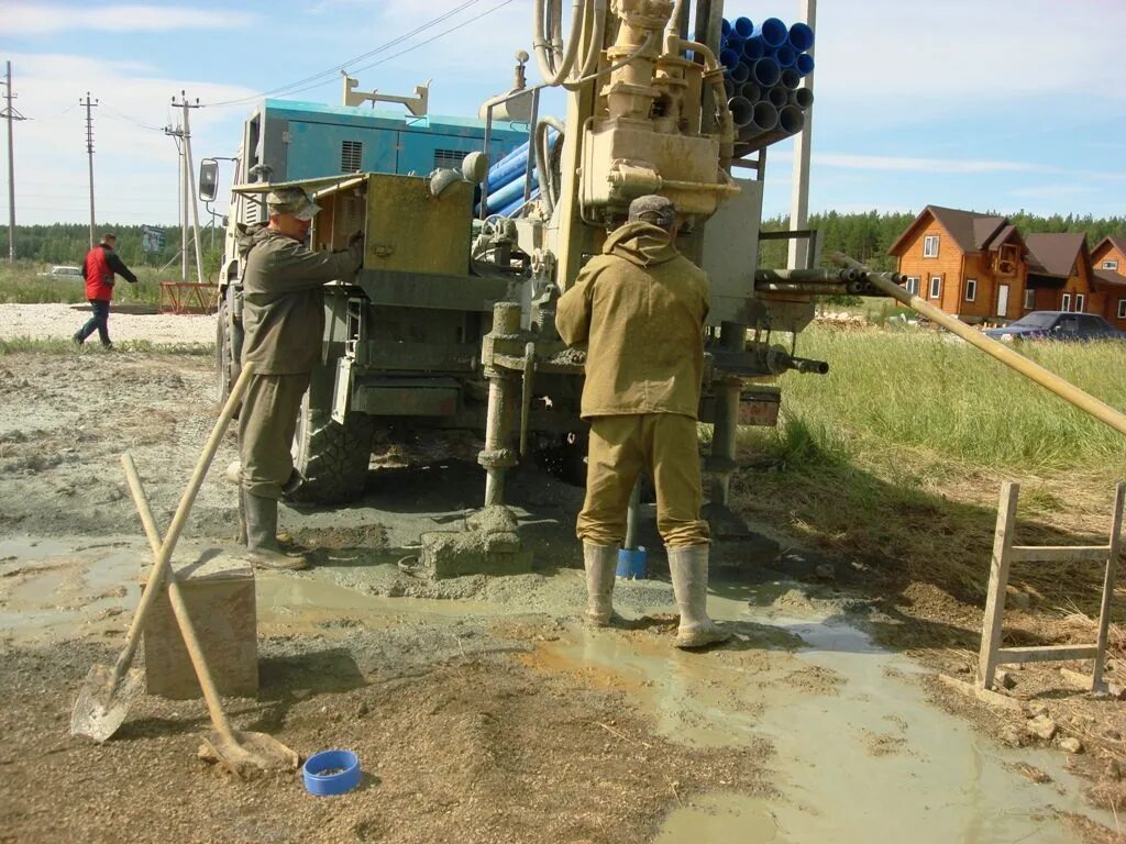 Бурение на воду нижегородская область. Бурение скважин. Бурильщик скважин на воду. Бурение колодцев. Бурение скважин на воду картинки.