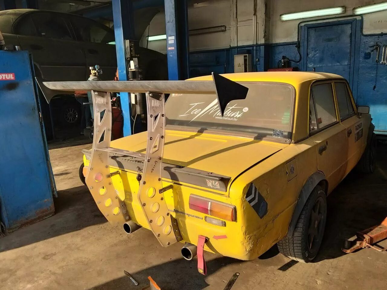 Дикий спойлер. Спойлер на ВАЗ 2101. Антикрыло на ВАЗ 2101. VAZ 2101 Tuning spoyler. Спойлер на ВАЗ 2106.