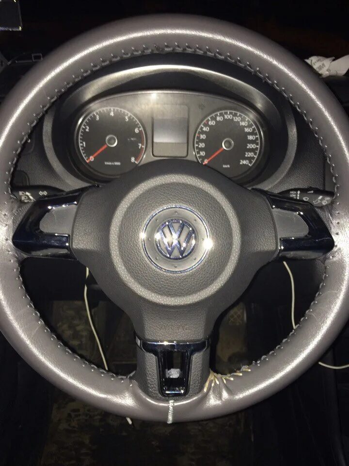 Накладка на руль поло. Руль джетта 5. Накладка на руль volkswagen poli. Накладки на руль поло. Хром на руль поло седан.