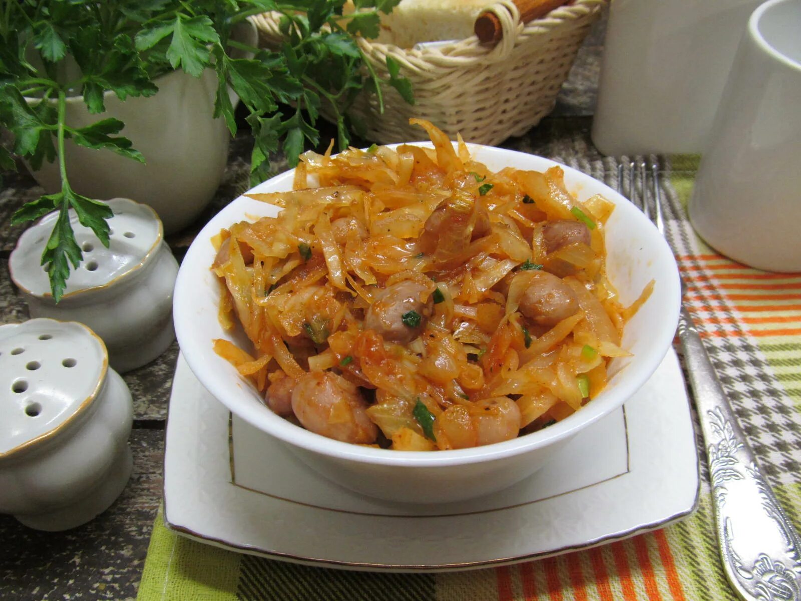 Капуста тушеная консервы. Блюда из тушеной капусты. Консервы капуста. Капуста тушёная в банке. Гарнир к тушеной капусте.