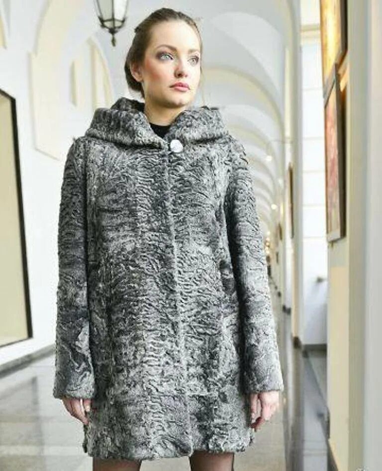 Шубы из каракуля оригинальные модели. Каракулевая шуба 2021. Шуба норка каракульча 2020. Каракулевые шубы полушубки мосмеха. Шуба из каракуля.