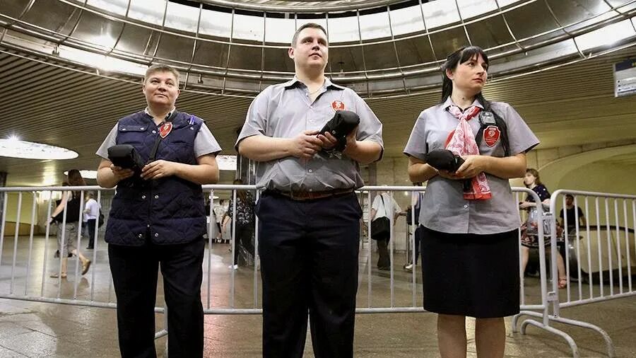 Униформа контролера. Контролеры гку организатор перевозок. Охранник в пиджаке. Контролёр в метрополитене. Одежда контролера.