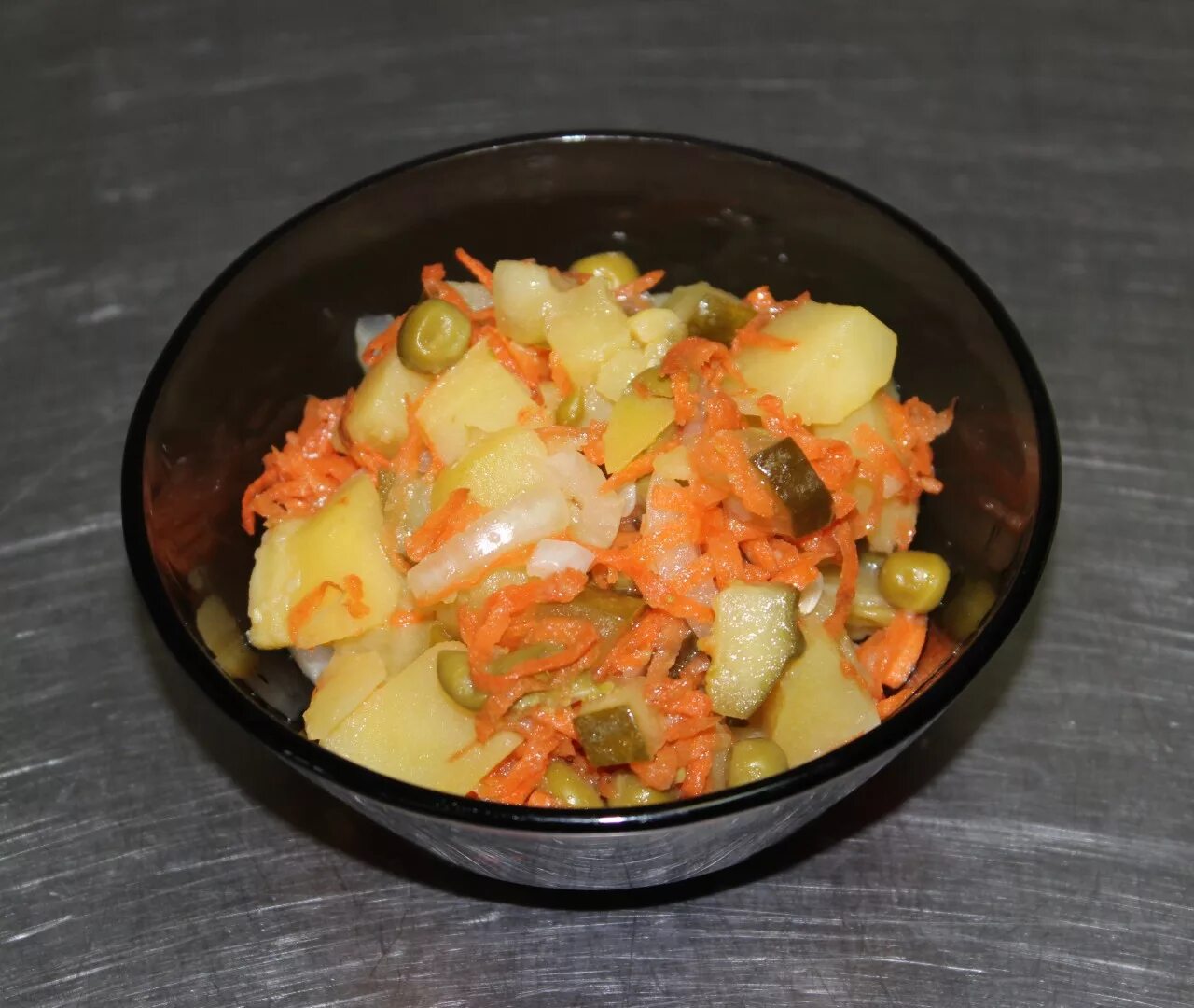 турецкий салат. салат мозаика. салат степной рецепт в детском. салат с картофелем и зеленым горошком. салат степной.