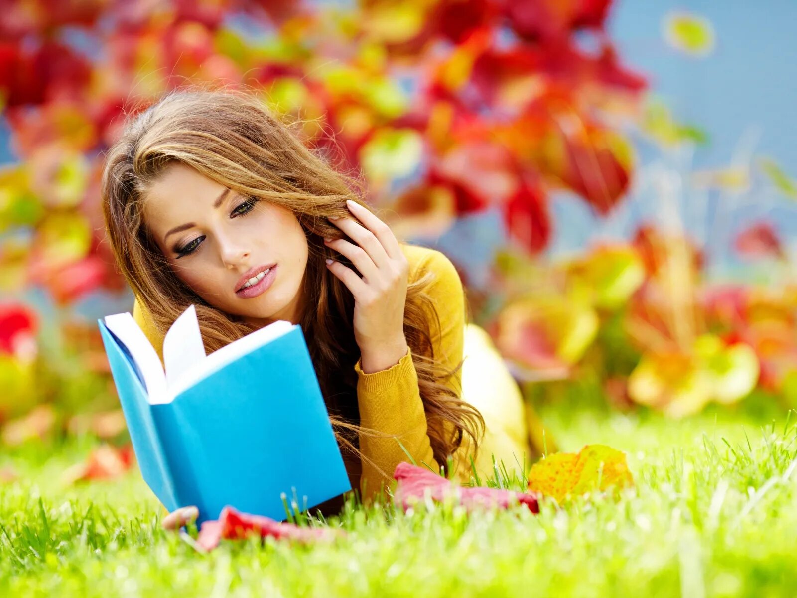 Книга для девочек. Девушка читает книгу лежа. Девушка с книжкой. Добрая девушка читать. Девушка с книжкой на природе.