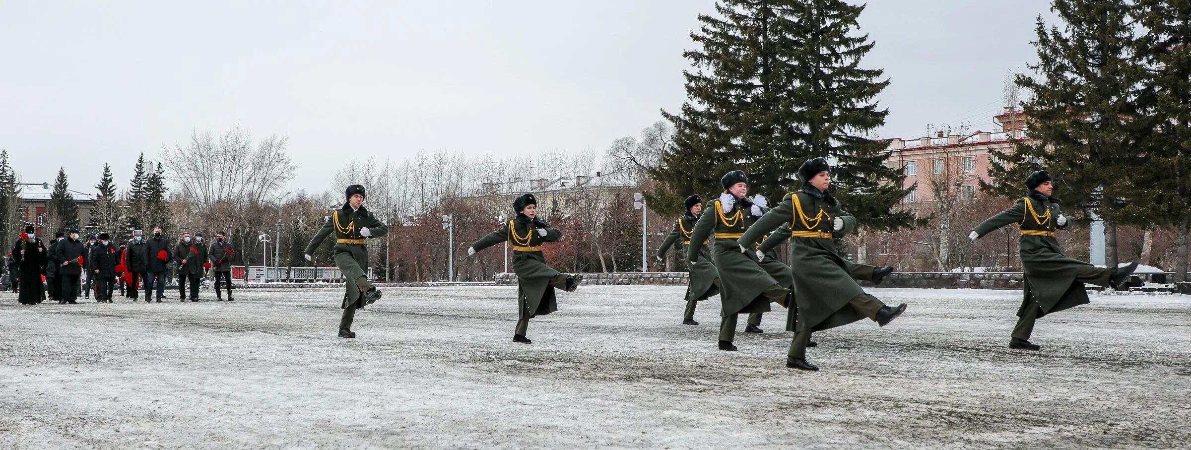 7 ноября 47. Фотовыставка 80 годовщине военного парада. парад в новосибирске 7 ноября 1980. военный парад в москве 1941 7 ноября. фотовыставка 80 годовщине военного парада бульварное кольцо.