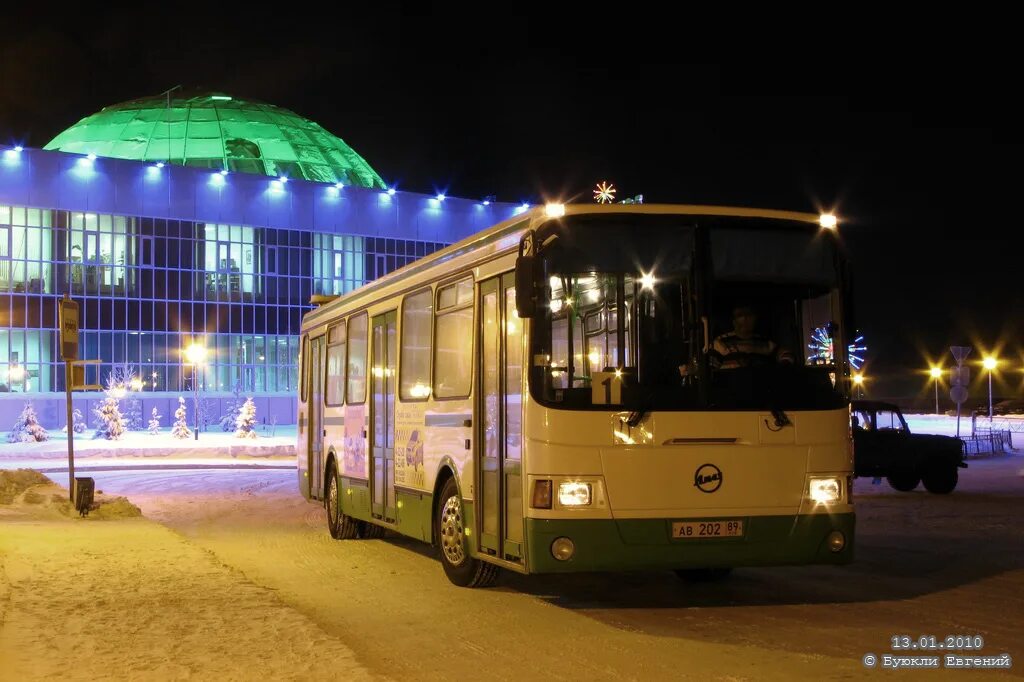 Автобус ЛИАЗ ав203 Салехард. Ночной автовокзал. Автостанция ночью. Вечерний автобус. Автобусы салехард 1