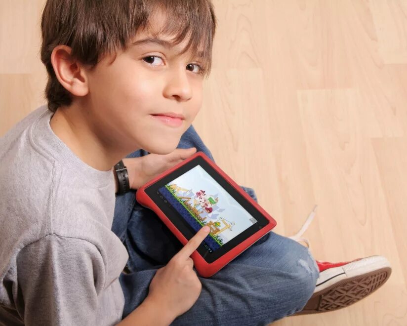 мальчик играет планшет. планшет для детей. мальчик играет планшет. ребенок с гаджетом британия. мальчик с планшетом.