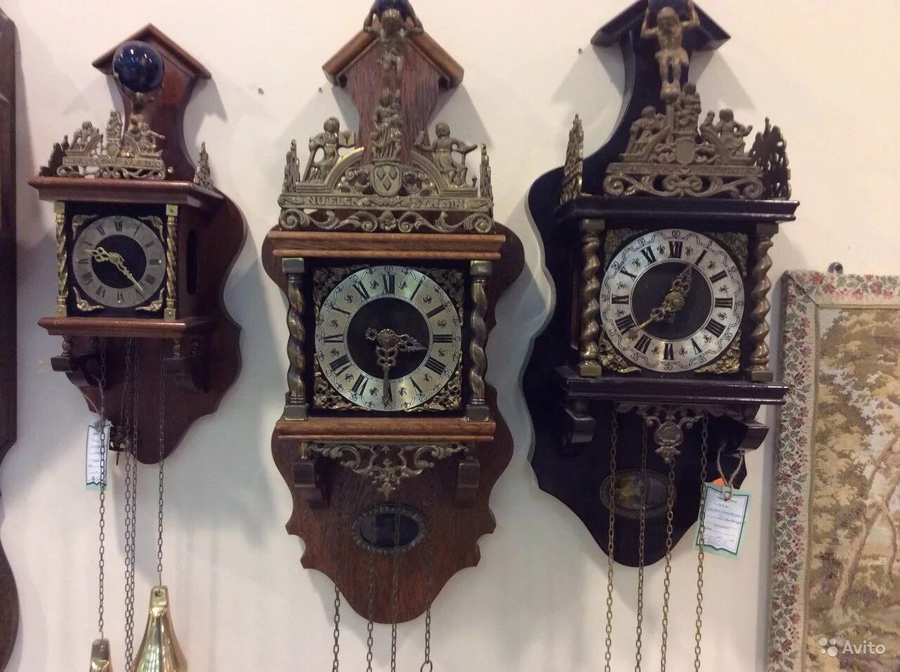 Часы омск время. Ходики. Старинные часы мастерская. Магазин старинных часов. Антикварная Лавка часов.