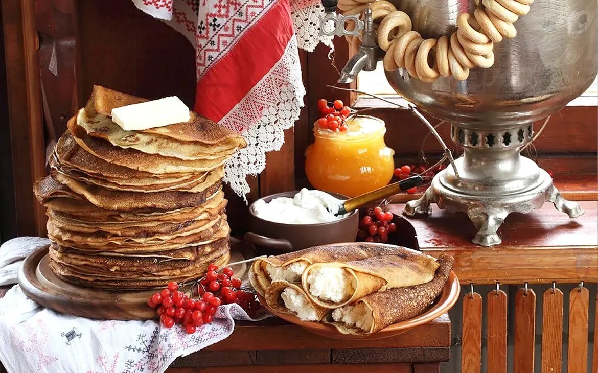 Масленичное чаепитие. Стол на Масленицу. Традиционные угощения на Масленицу. Стол с самоваром и блинами. Самовар с блинами.