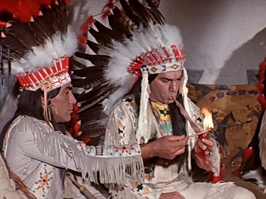 Индейцы следы. След Сокола Ханньо Хассе. Индейские причёски с перьями.