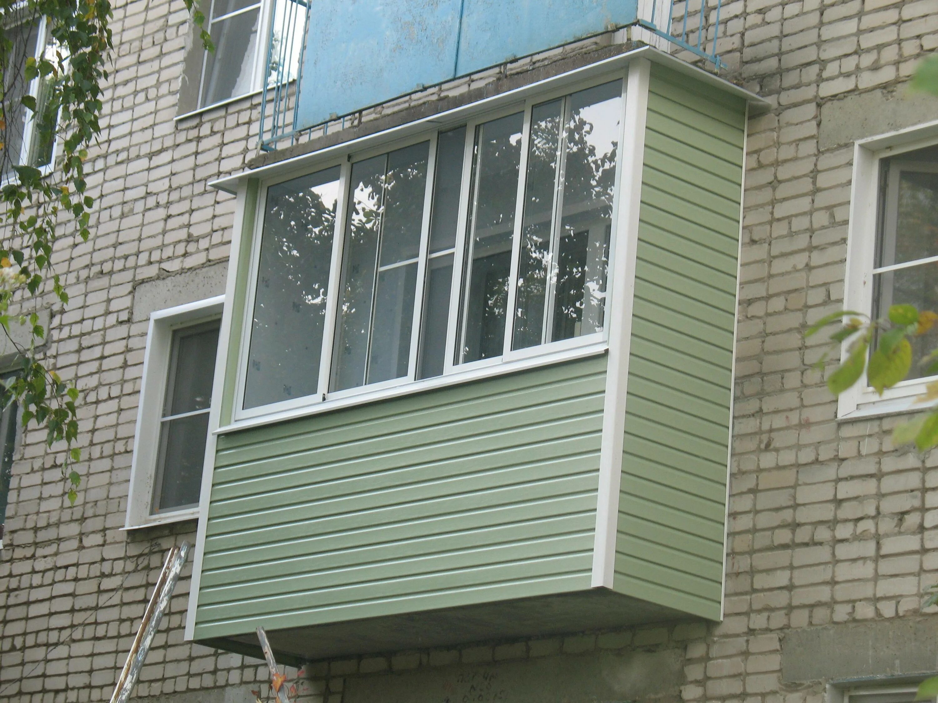 Наружная отделка балкона. Внешняя отделка балкона. Балкон снаружи. Обшивка балкона сайдингом.