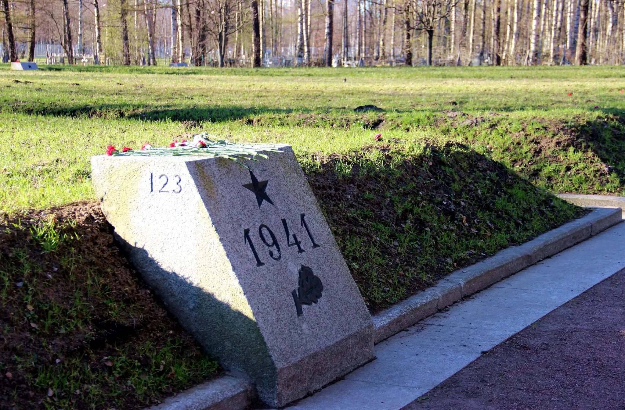 Пискаревское кладбище Братские могилы. Пискарёвское мемориальное кладбище могилы. Мемориал на Пискаревском кладбище. Пискаревское кладбище могилы.