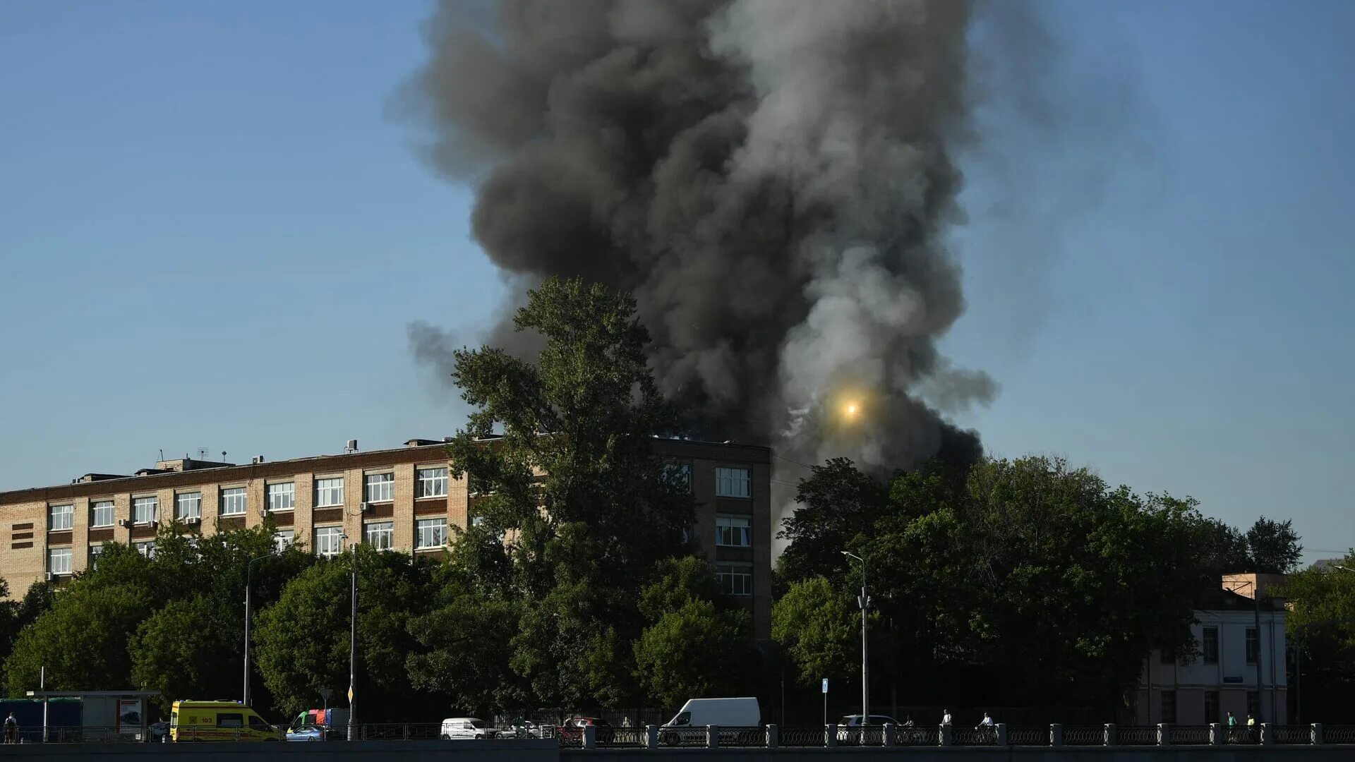 Пожар на складе пиротехники на Лужниках в Москве. Пожар в Лужниках. Пожар в Москве Лужники. Склад пиротехники в Москве сгорел.