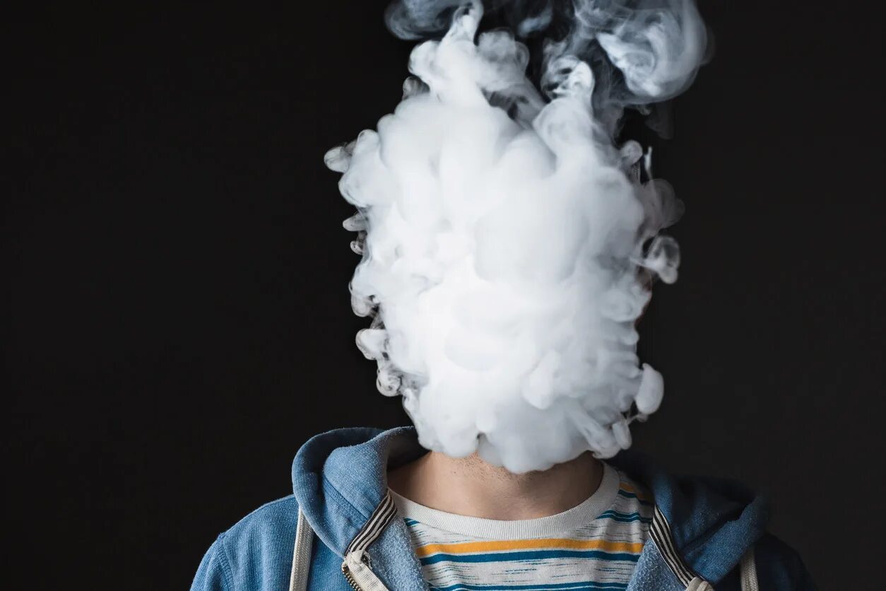 Курящий вейп. Человек в дыму. Дым от электронной сигареты. Курение дым. Дым из вейпа.