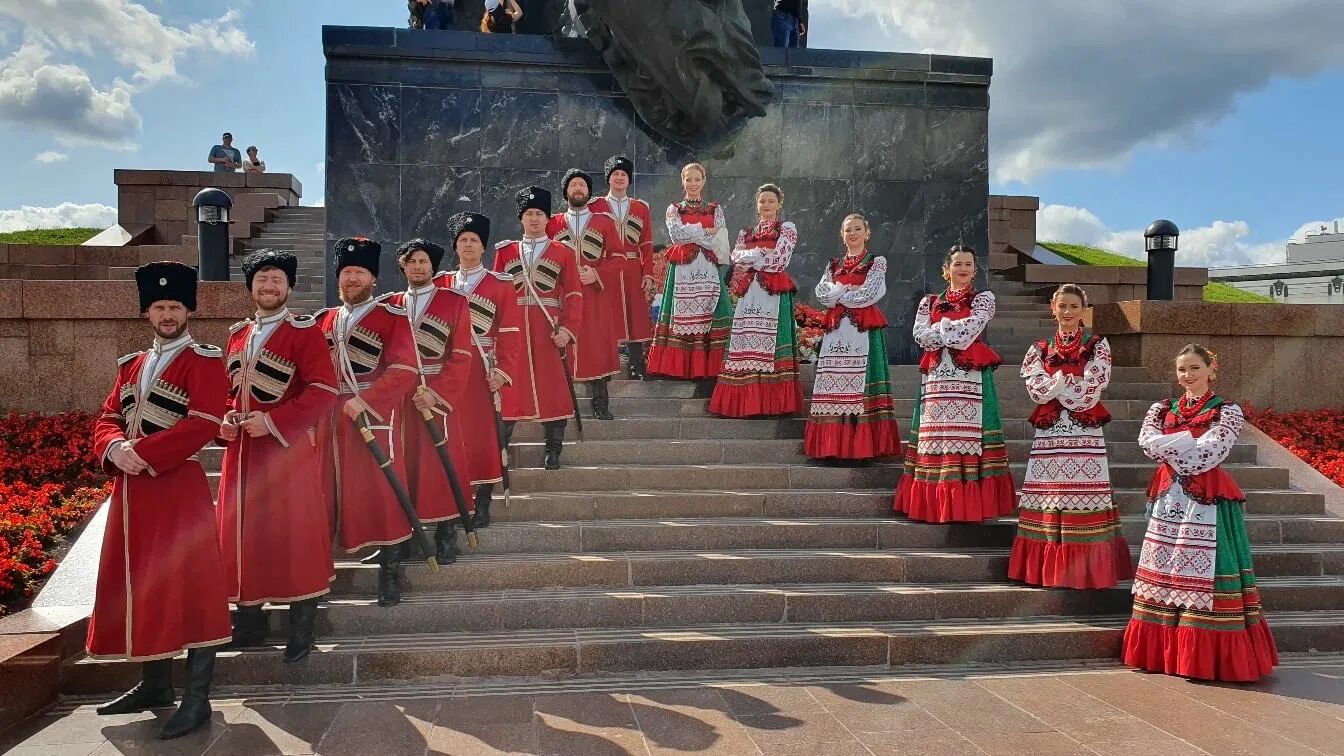 Московский казачий хор хор. Московский Кубанский казачий хор. Казачий хор Московский казачий. Московский казачий хор солисты. Песня казаки хор