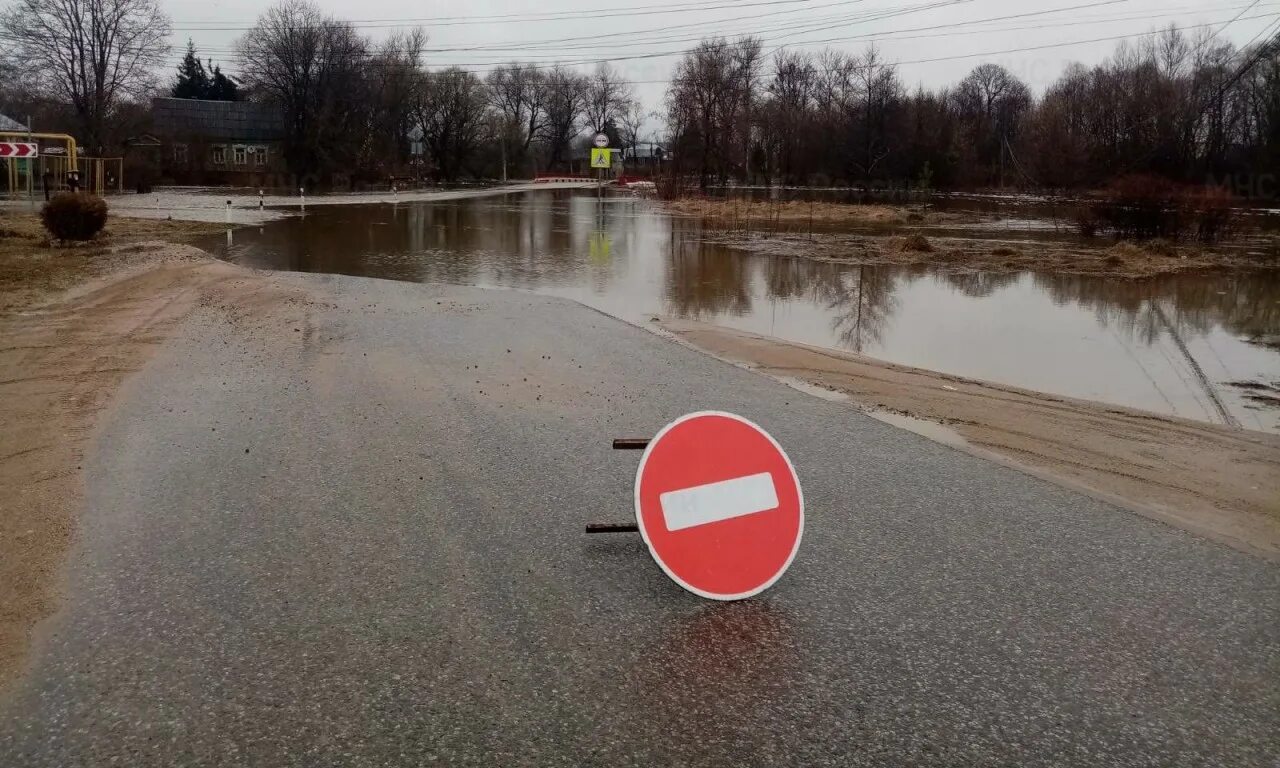 Уровень воды в реке угра. Полотняный завод паводок. Половодье в Полотняном заводе. Обнинск Протва наводнение. Полотняный завод Калуга.