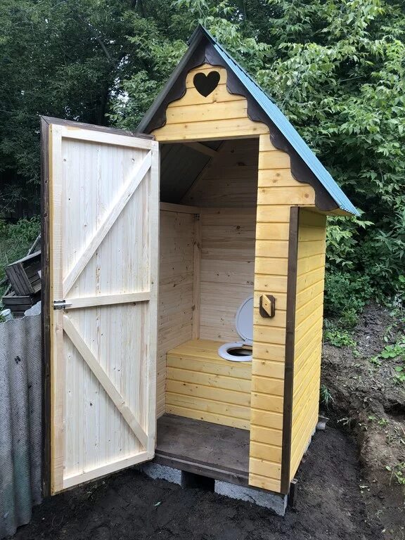 Садовый туалет деревянный. Уличный туалет для дачи деревянный. Деревянный туалет. Туалет деревянный для дачи. Туалетдеревнный для дачи.