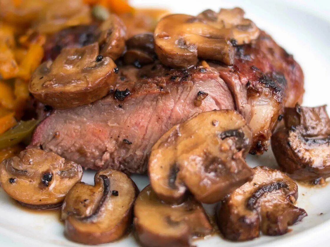 Пряное мясо. Мясо с грибами. Блюда из говядины. Говядина с грибами. Говядина с шампиньонами в духовке.