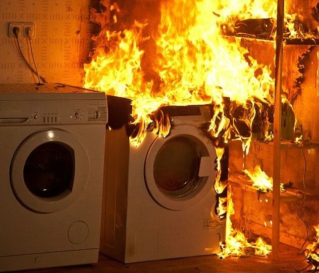 Если загорелся электроприбор телевизор то нужно. Загорелся электроприбор что надо делать. Нельзя тушить водой электроприборы включенные в сеть. Нельзя тушить горящие электроприборы. Утюг горит.