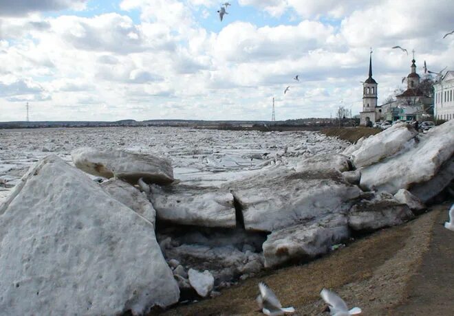 Уровень воды в реке сухона. Великий Устюг ледоход 2016. Ледоход в Великом Устюге. Ледоход на Сухоне Тотьма. Затор на реке Сухона.