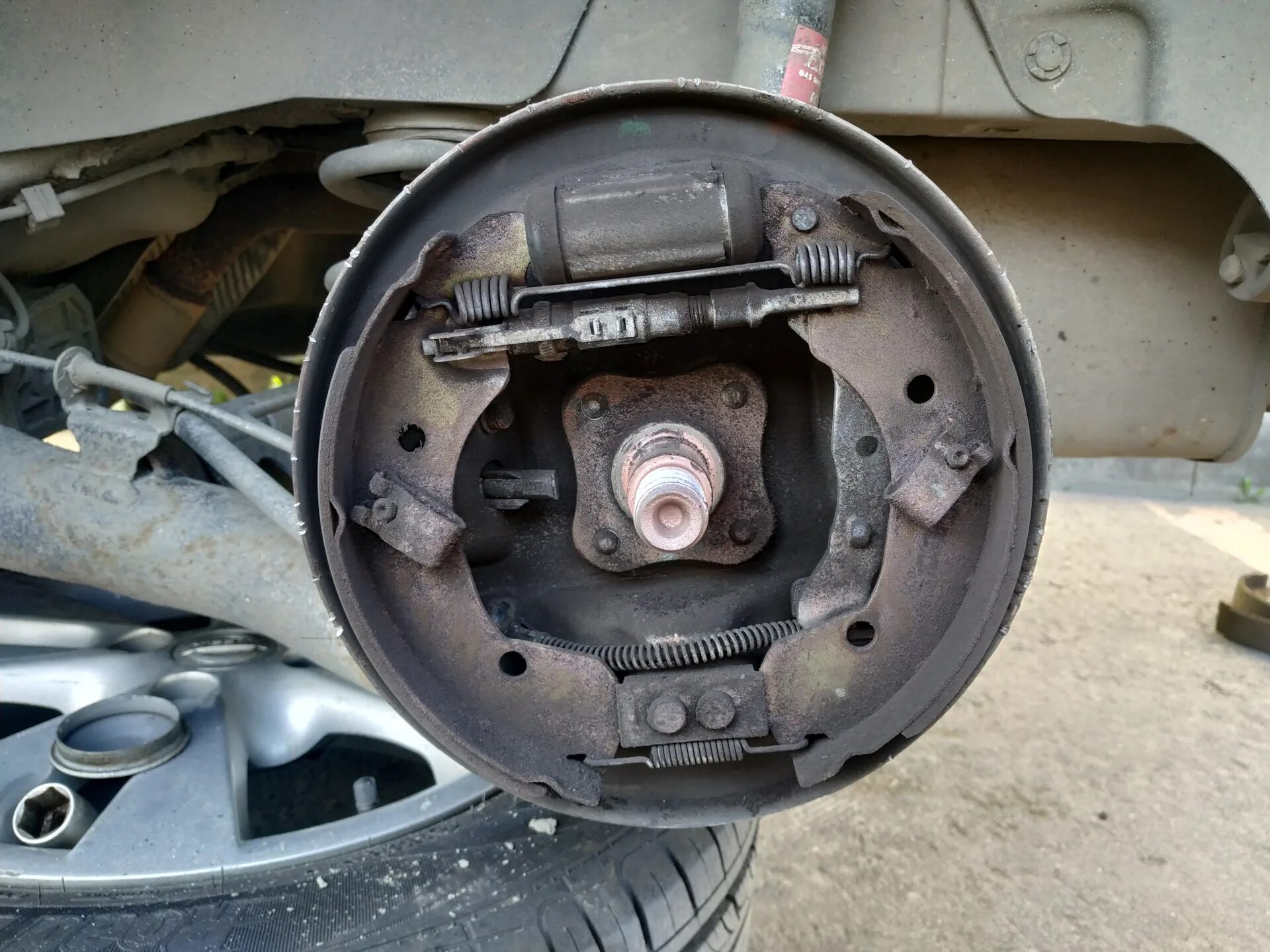 Nissan note задние колодки барабан. 4. Задние тормоза ниссан ноут е11. Тормозная система ниссан ноут. Задние дисковые тормоза ниссан ноте.