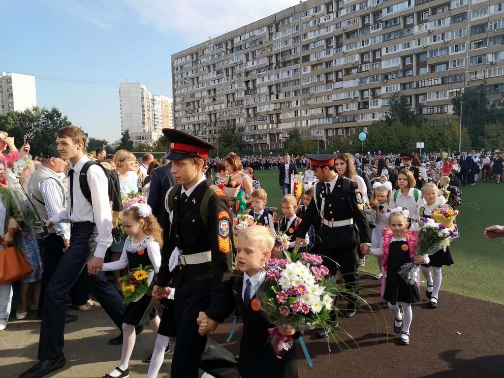 Школы в Юго-Западном районе Москвы последний звонок.