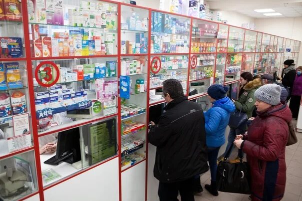 Аптека для людей отзывы. Очередь в аптеке. Люди в аптеке. Очередь в аптеке фото. Дефицит лекарств.