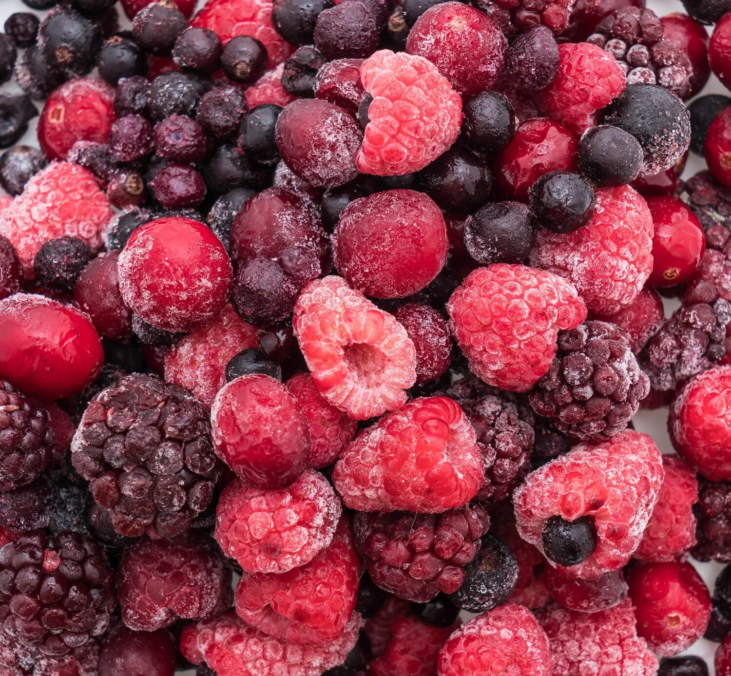 Freezing fruits. Ягода свежемороженая. Быстрозамороженные ягоды. Замороженные фрукты. Фрукты шоковая заморозка.