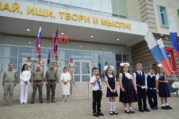 В первый раз в новый класс! В микрорайоне "Невский" Мариуполя специалисты Воен