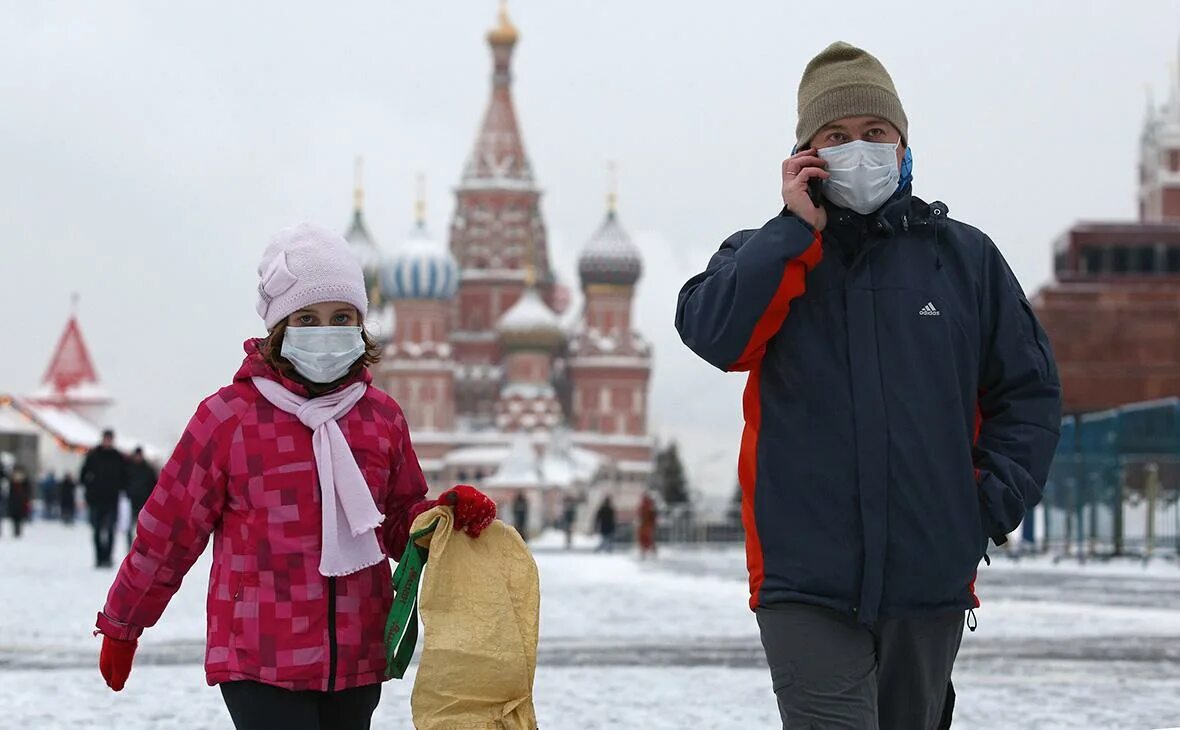 Россияне зимой на улице. Люди в масках на улице зима. Москва зима люди. Люди идут по Москве в масках. Орви в москве 2024