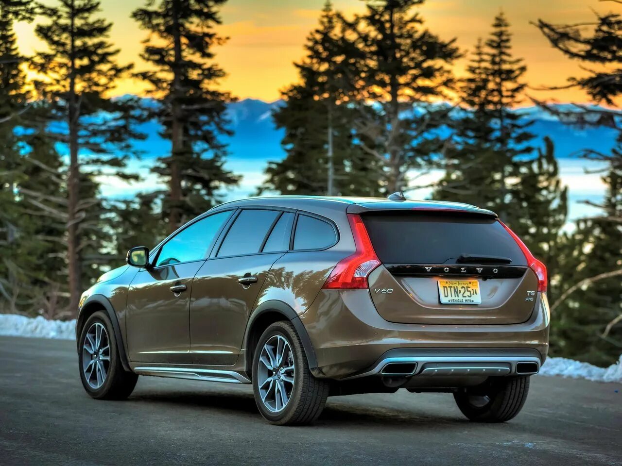 Вольво машина страна. Volvo v60 Cross Country 2015. Volvo v60 Cross Country 2018. Вольво v60 Cross Country 2016. Volvo xc60 Cross Country.