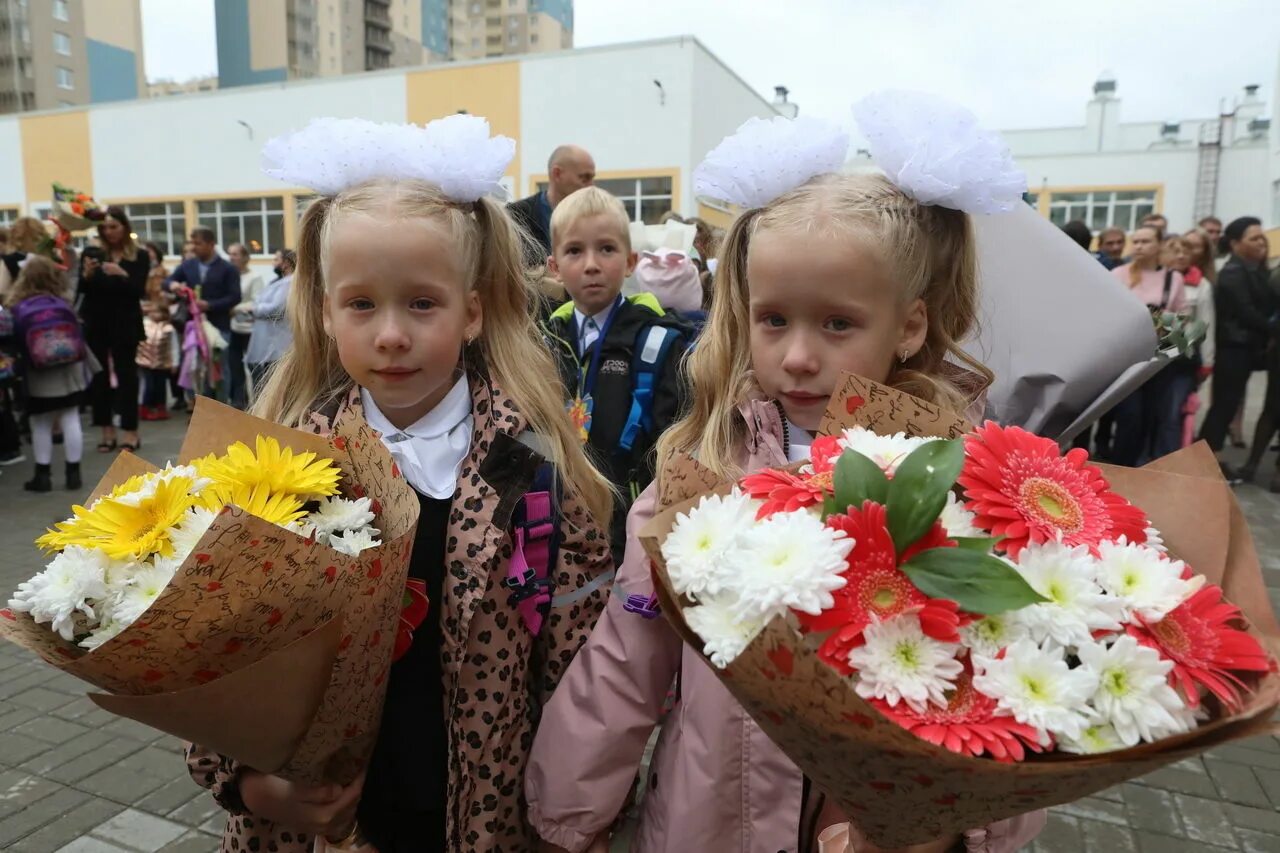 Первое сентября первоклашки. 1 Сентября девочки. Девочка первоклашка. Школа 1 сентября. Родителей в школу сегодня