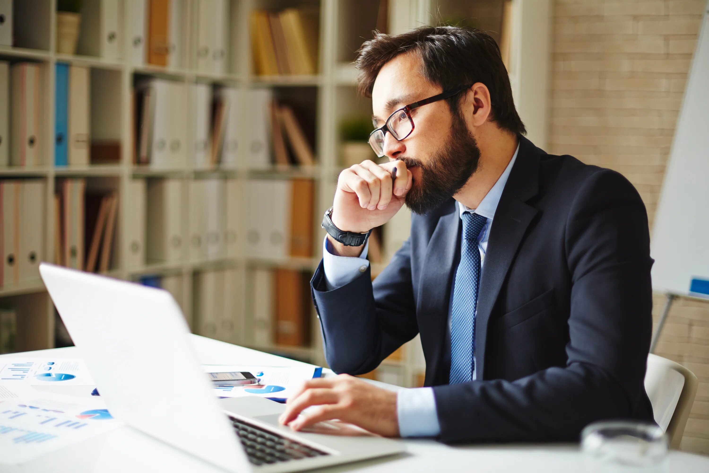 How to become professional. Бизнесмен. Успешный предприниматель. Задумчивый бизнесмен. Начинающий предприниматель.