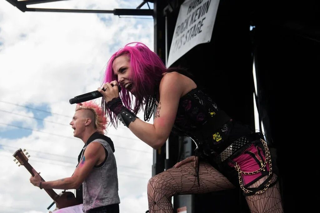 What is for hire. Группа icon for hire. icon for hire вокалистка. icon for hire 2025. icon for hire joshua davis.