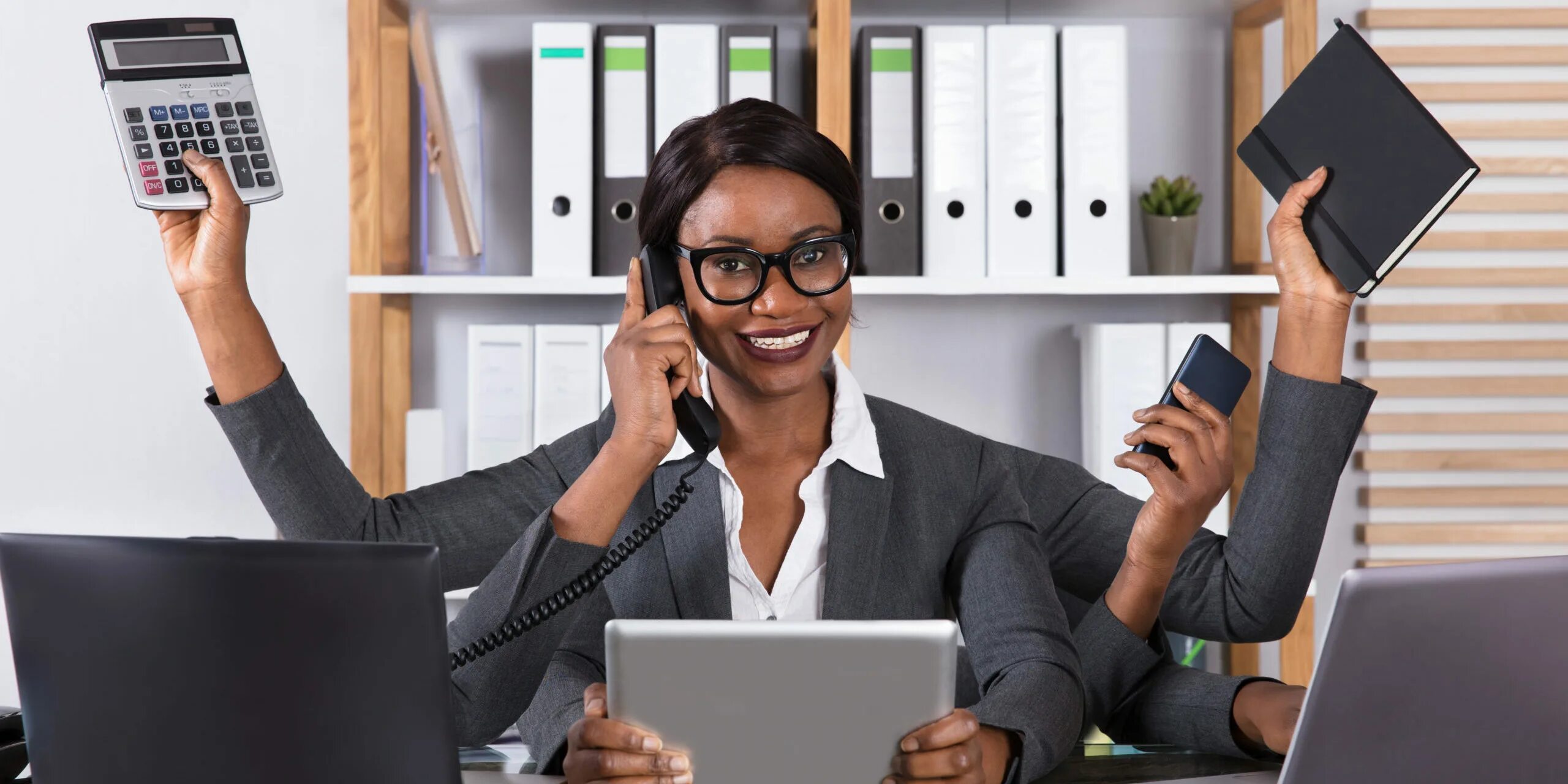 Феномен многозадачности. Менеджер многорукий многоног. Девушка многозадачная деловая. Умение работать в режиме многозадачности. Многозадачность мужчина.