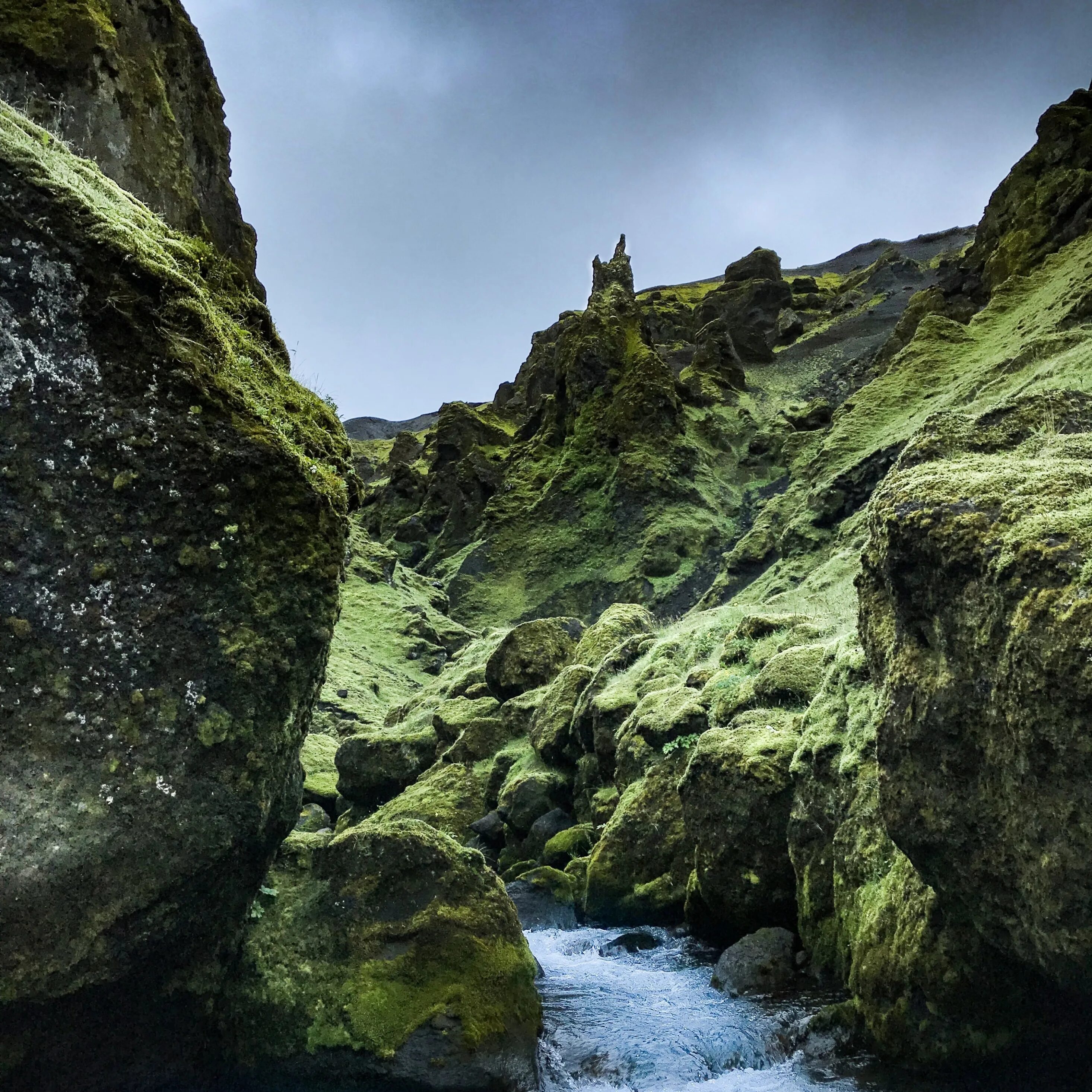 Речные силы. Исландия вода. Моховые поля в Исландии. Фото 1280x720. Сила реки.