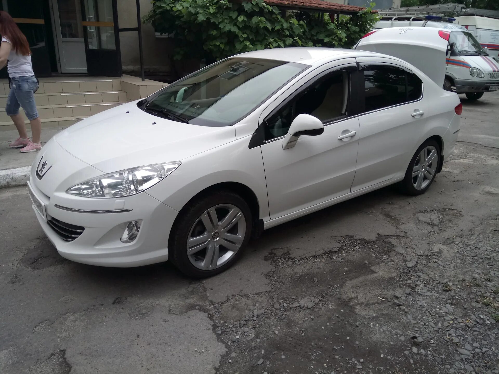 Колеса пежо 408. Пежо 408 r17. Литые диски на peugeot 408. Белый пежо 408 r16. Колеса r17 peugeot 408.