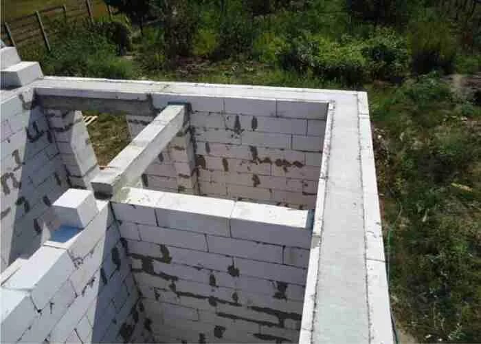 Армопояс газобетон 400. Опалубка для армопояса на газобетонных блоках. Опалубка для армопояса на газобетонных блоках. Армопояс 150х100. Армопояс 400 блок.