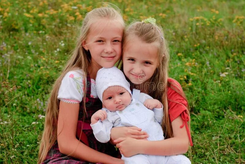 Two sisters old. Две сестры. Две сестры и братик. Две сестрёнки и братишка. Младшая сестра фото.