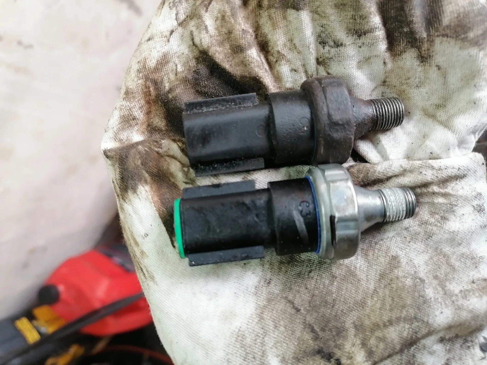 4 датчик давления масла. Датчик давления масла крайслер 2. Датчик давления масла додж. Датчик давления масла dodge caravan 2. 7.