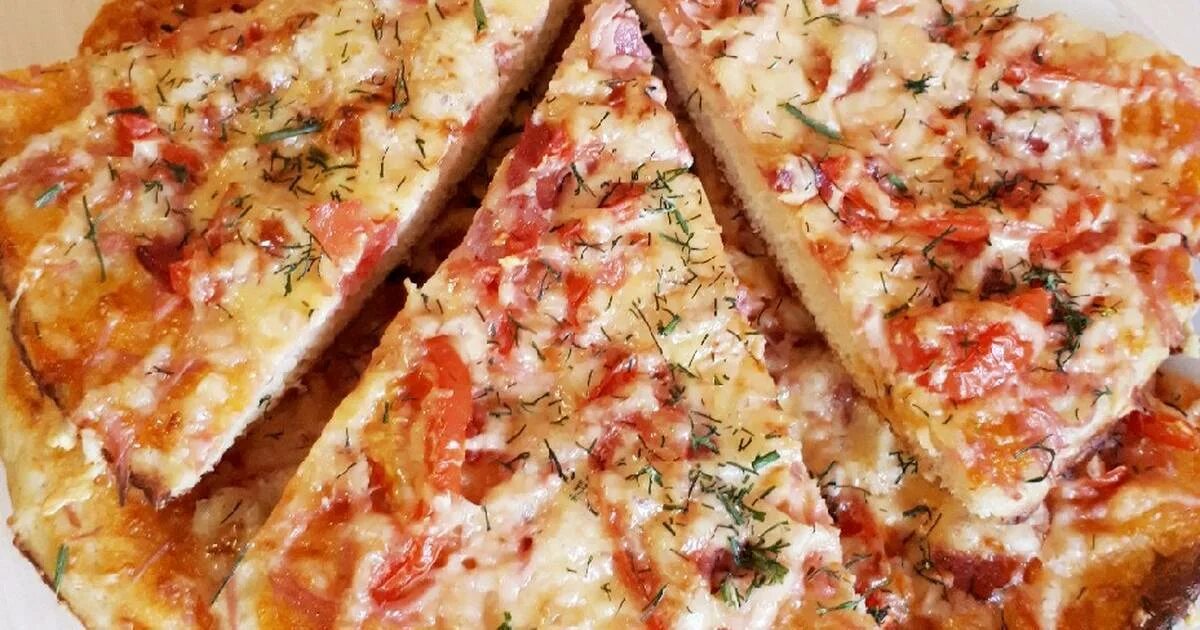 Домашняя пицца с колбасой. Заливная пицца. пицца с колбасой и сыром в духовке. пицца из колбасного сыра. заливная пицца в духовке на майонезе.