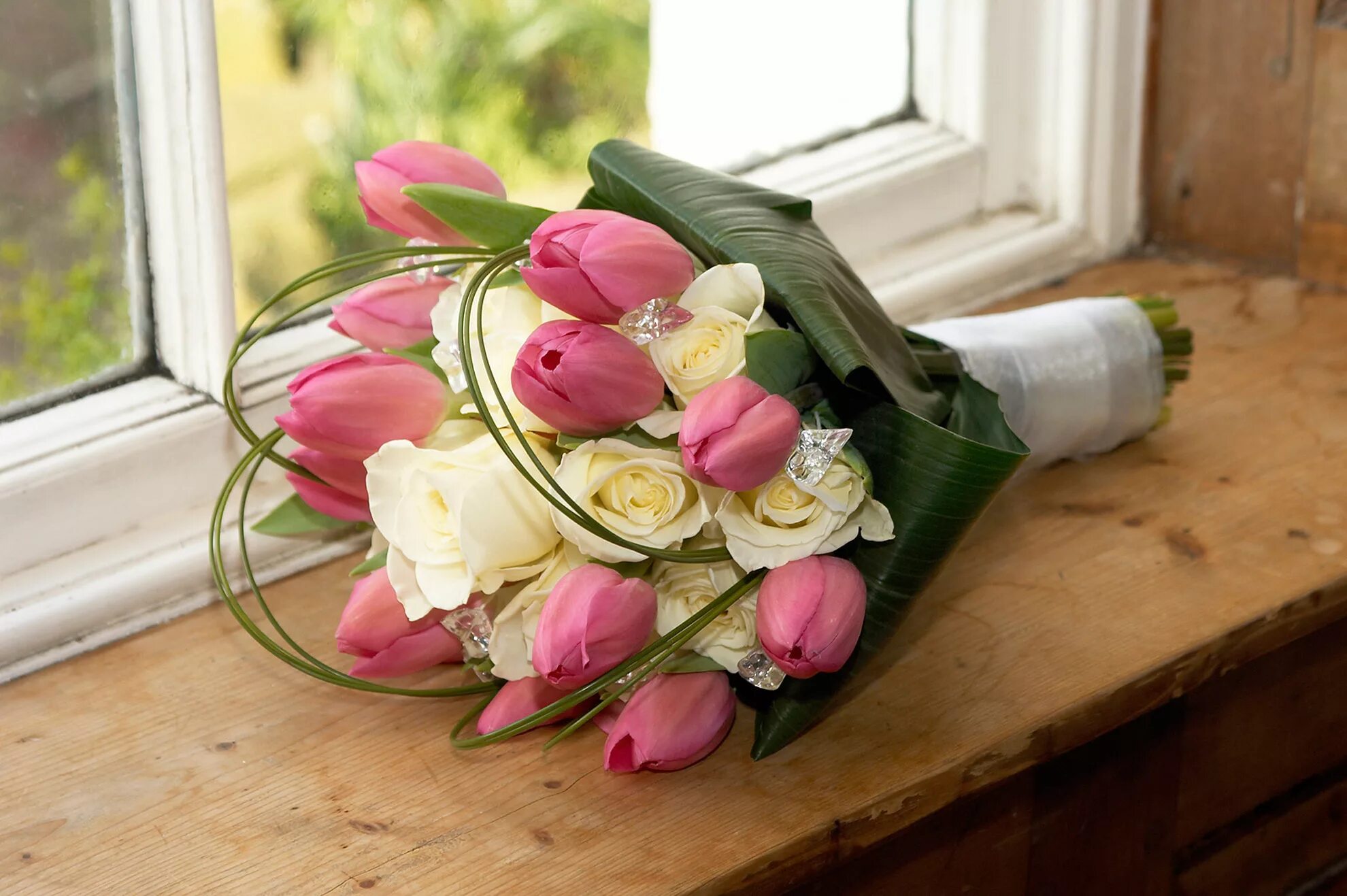 Розы можно ставить с тюльпанами. Букет из тюльпанов. Букет цветов на столе. Букет в интерьере.