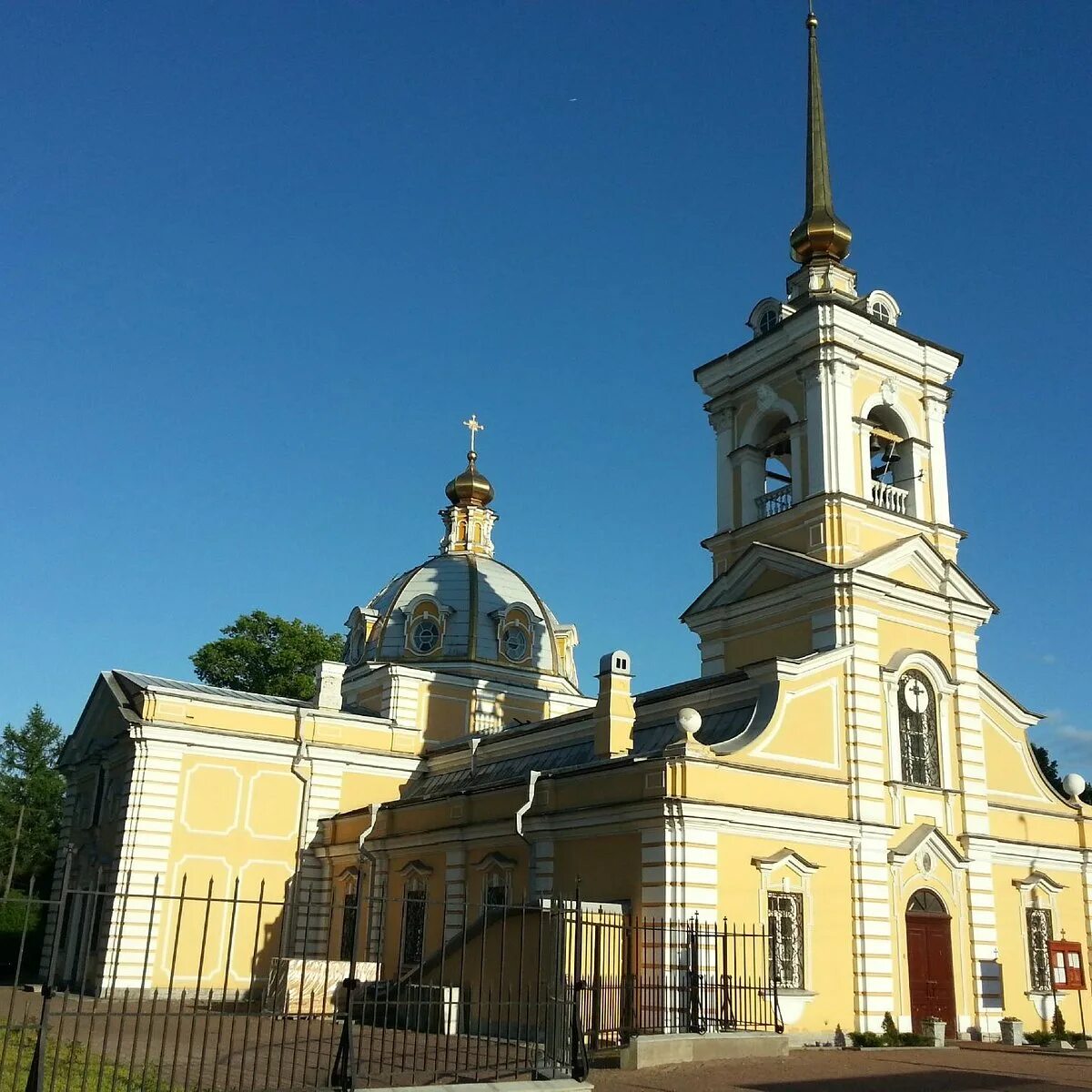 Красное зело. Храм Святой Троицы в Красном селе. Церковь Троицы Живоначальной в Красном селе. Красносельский Свято-Троицкий храм, красное село. Церковь Пресвятой Троицы красное село.