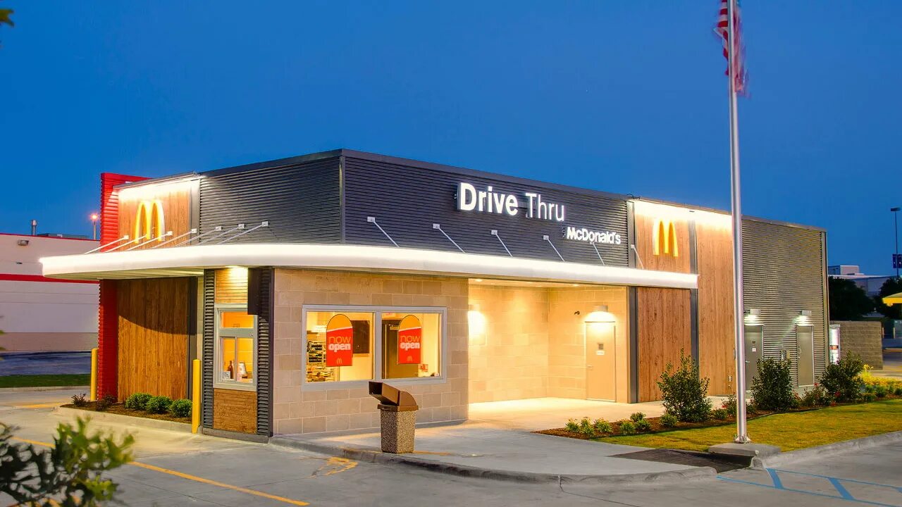 Drive thru. MCDONALD'S Drive thru. Фотография здания макдональдс. Крыша Макдональдса. Макдональдс Рейкьявик.