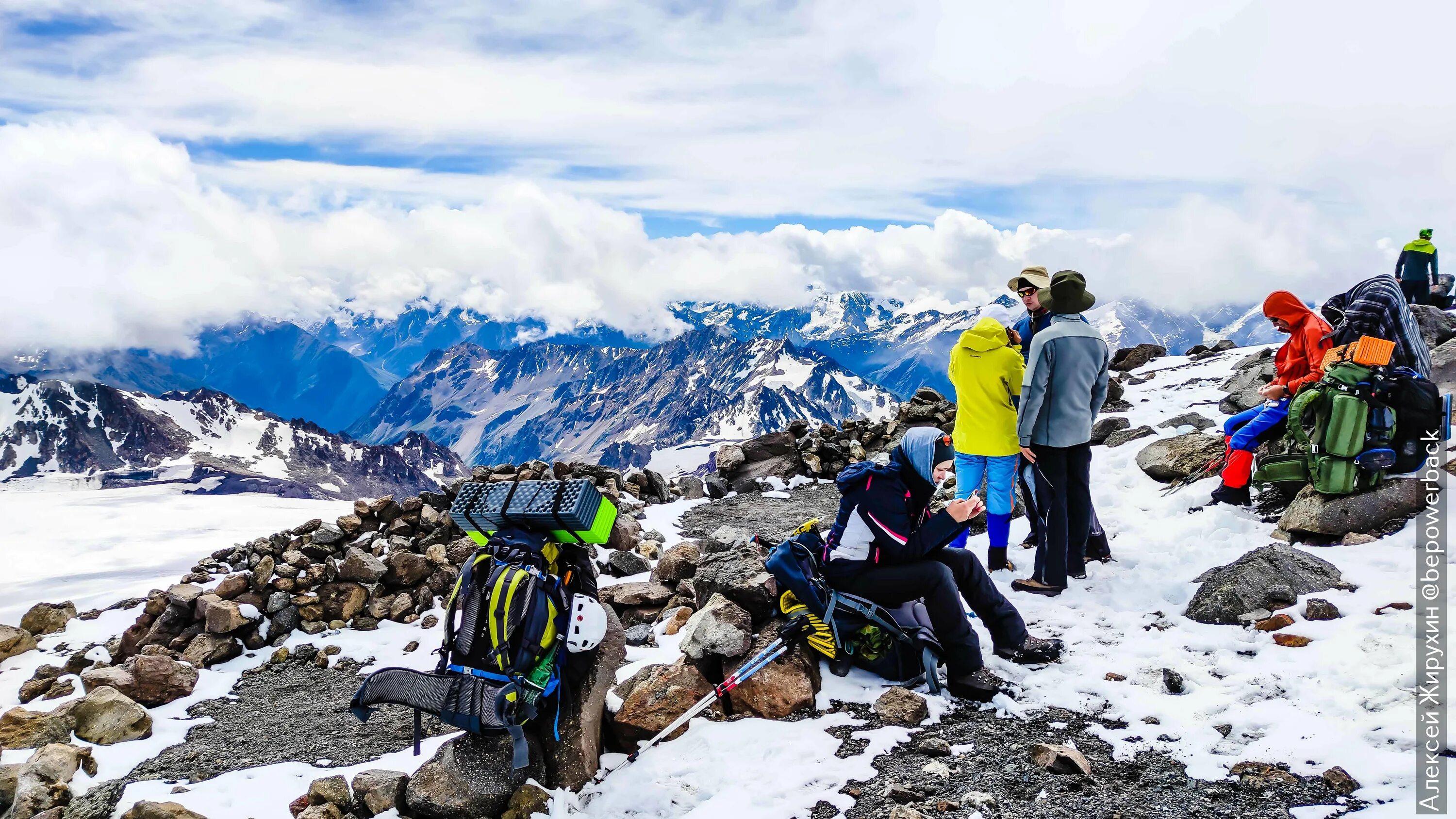 Западная вершина эльбруса. Горы эльбрус селфи. Эльбрус адвентур. Эльбрус непал. Эльбрус 5100.