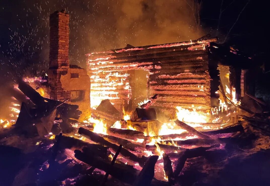 8 0 0 вечера. Пожары в Варгашинском районе. Днем с огнем вечером разогнем. Пожар в частном доме в Белокурихе. Деревня Шастово Смоленской области Гагаринского района.