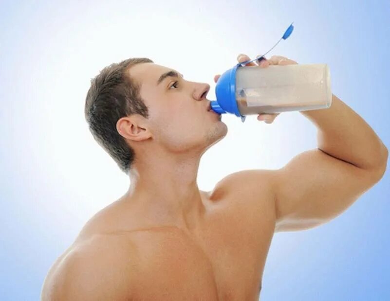 белковый коктейль для набора массы. вред протеина для женщин. вред протеина для женщин. девушка пьет из шейкера. протеин для здоровья мужчин.