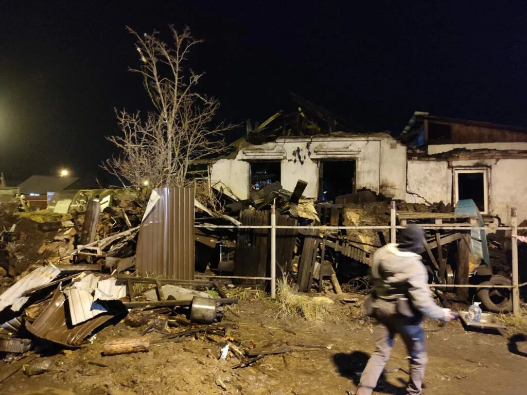 Самолет упал на жилой дом. Разрушенный дом. крушение жилого здания. упавший самолет в иркутске.